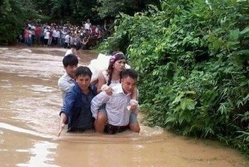 Anh chu re cong co dau trong nuoc lu gay xuc dong hinh anh