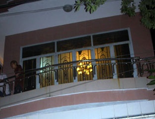 Trinh sat hoa dan choi pha duong day co bac khung hinh anh