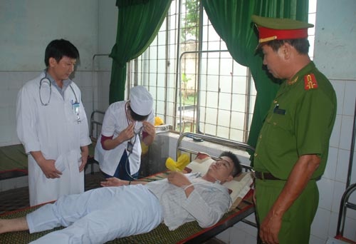 CSGT bi con do 'truy duoi' den tan benh vien hinh anh