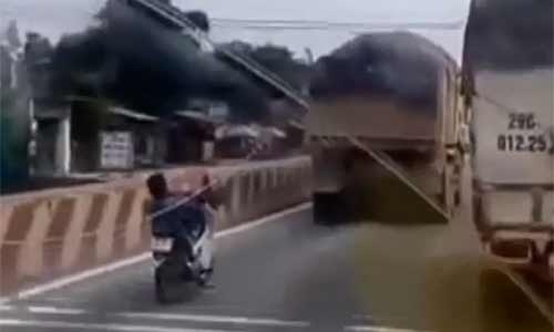 Clip thanh nien lai xe may bang chan dua voi xe tai hinh anh