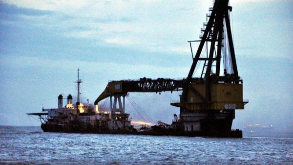 Chay tau cau mac can o Vung Tau hinh anh