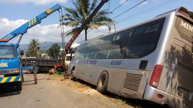 Xe khach lat nghieng 38 khach thoat chet hinh anh