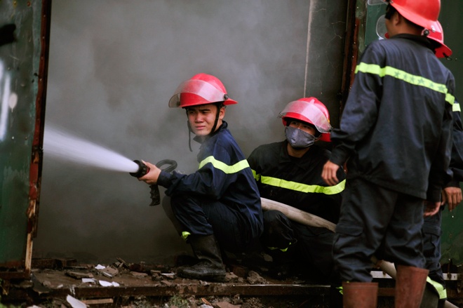 Linh cuu hoa nhay xuong ao de cuu xuong go hinh anh