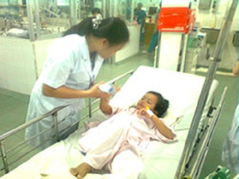 Ran duoi do bo vao nha can be gai trong thuong hinh anh