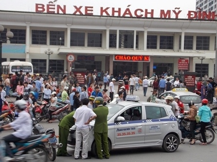 CSGT hoa trang bat o to chay rua bo hinh anh