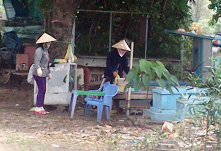 Dich vu 'cau ca am phu' o nghia trang hinh anh