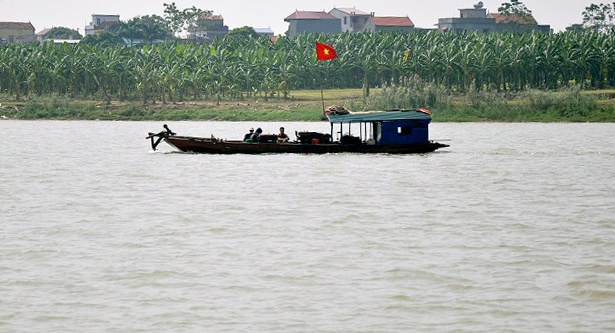 Mat dau thi the nghi la nguoi nang nguc bi nem xuong song hinh anh