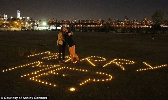 Man cau hon lang man cua cap doi dong tinh nu hinh anh