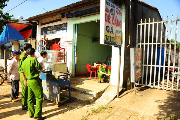 Hon chien truoc quan nhau, gay an mang giua dem hinh anh