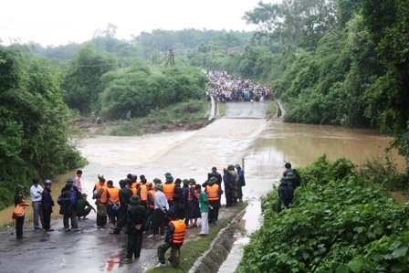 Hon 40 ty dong xay cau noi xe 7 cho bi lu cuon hinh anh