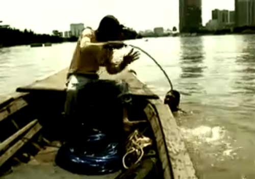 Clip mo phe lieu muu sinh o day song giua Sai Gon hinh anh