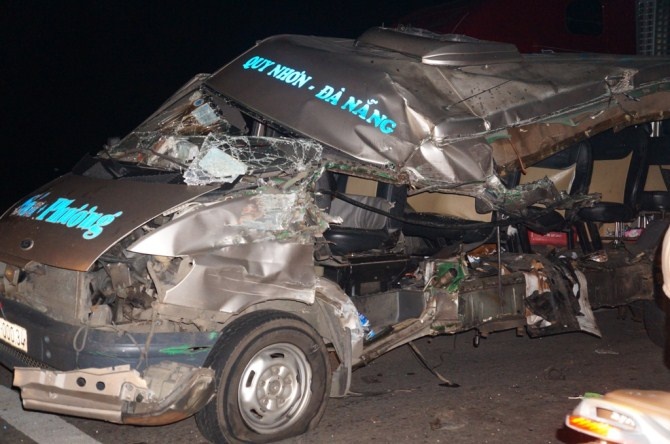 Tai nan kinh hoang, xe khach bep dum, 4 nguoi thuong vong hinh anh