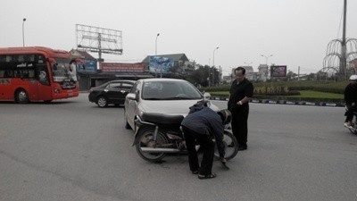 Clip PGD So than nhien dut tui nhin nguoi bi oto dam hinh anh