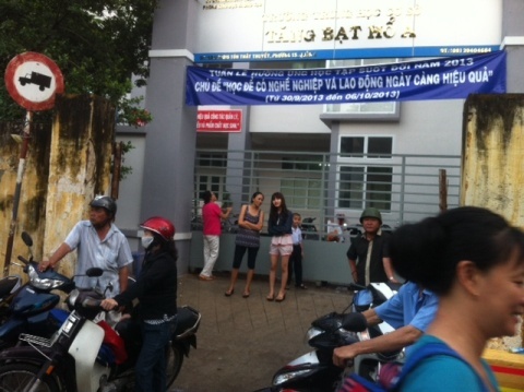 Teen TP.HCM tu mua thuoc gay nghien uong hinh anh