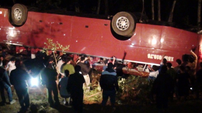 Xe khach lao xuong vuc 7 nguoi chet, 39 nguoi bi thuong hinh anh