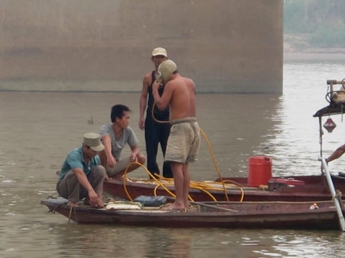 Gia dinh phai vay muon tien de tim thi the chi Huyen hinh anh