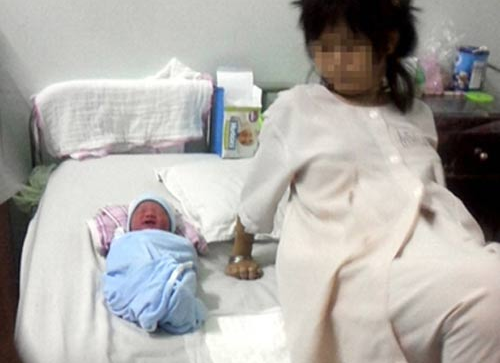 Nu sinh len mang tim nguoi cho con hinh anh