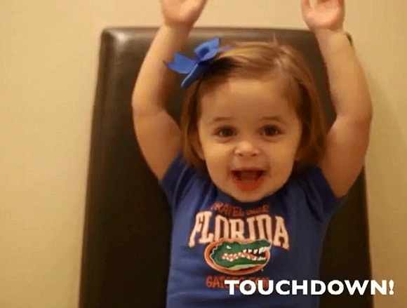 Co be 2 tuoi hat mung sinh nhat bo hut trieu luot xem hinh anh