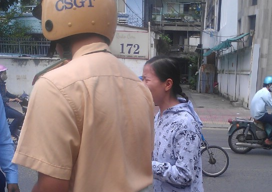 Bi CSGT tuyt coi, co gai khoc nhu mua hinh anh
