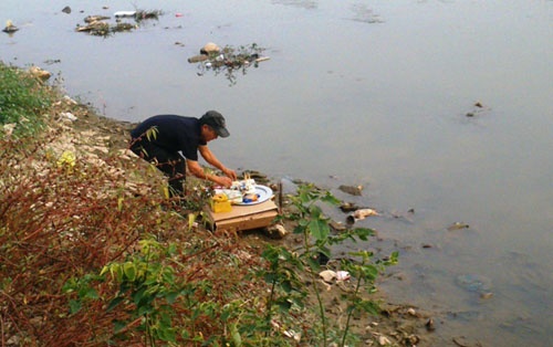 Phat hien xac thai nhi khong dau troi song hinh anh