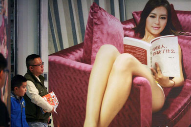 Co gai khoa than keu goi doc sach o TQ hinh anh