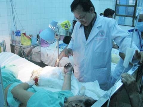 Bang cuop chat tay co gai cuop xe SH sap hau toa hinh anh