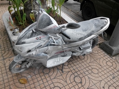 Xe Air Blade phat no lon, boc chay du doi hinh anh