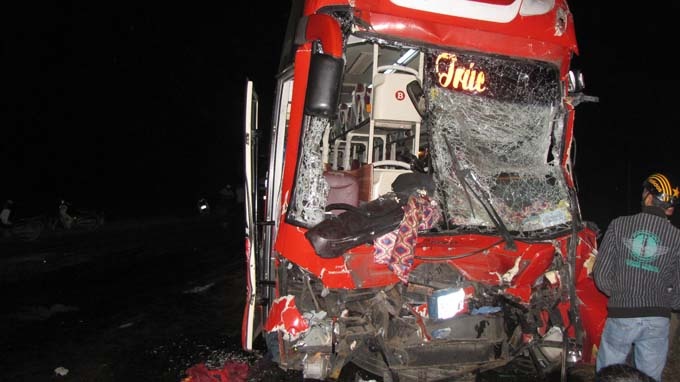 Hai xe khach huc nhau bep rum, hon 30 nguoi cap cuu hinh anh