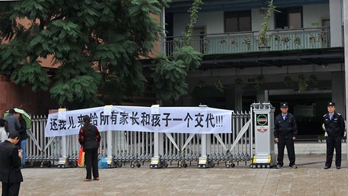 Hoc sinh o TQ tu tu vi khong the viet ban kiem diem hinh anh