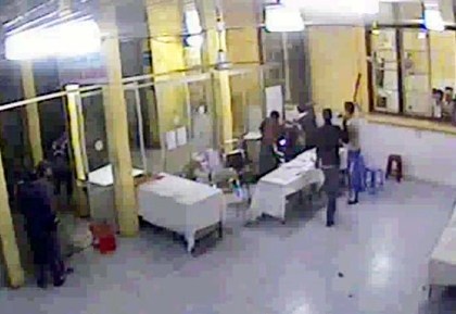 Benh nhan danh bac si bat tinh hinh anh