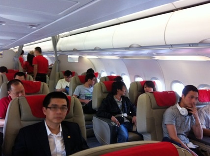 Hut thuoc, dung dien thoai tren may bay phat 5 trieu hinh anh