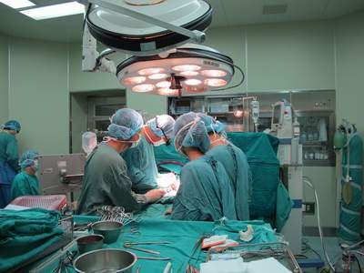 Cuu song 9X bi dam thung tim hinh anh