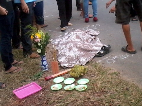 Hoc sinh lop 1 bi xe can chet truoc cong truong hinh anh