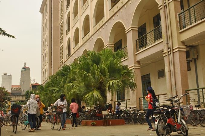 Nu sinh DH Thuong Mai roi tu tang 4 xuong dat hinh anh