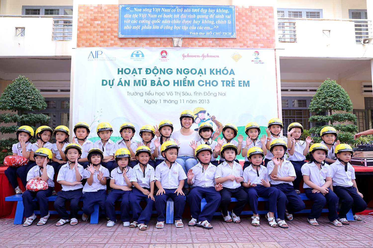 Le phat dong chien dich tre em doi mu bao hiem hinh anh