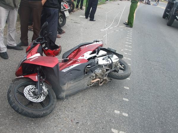 Dau dau thanh taluy ben duong, mot nguoi thiet mang hinh anh