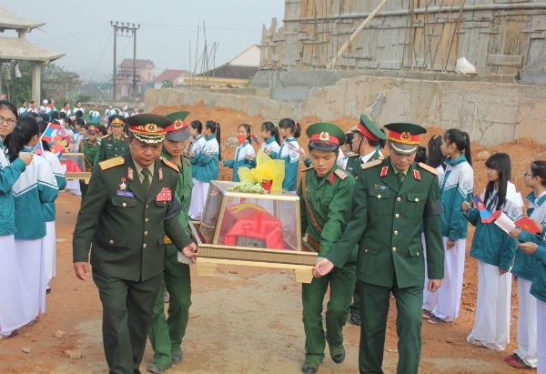 Thanh liet si khi di tim hai cot liet si hinh anh