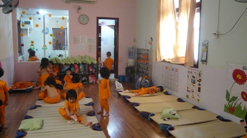 Be 3 tuoi hoc truong phi 9 trieu van bi danh hinh anh