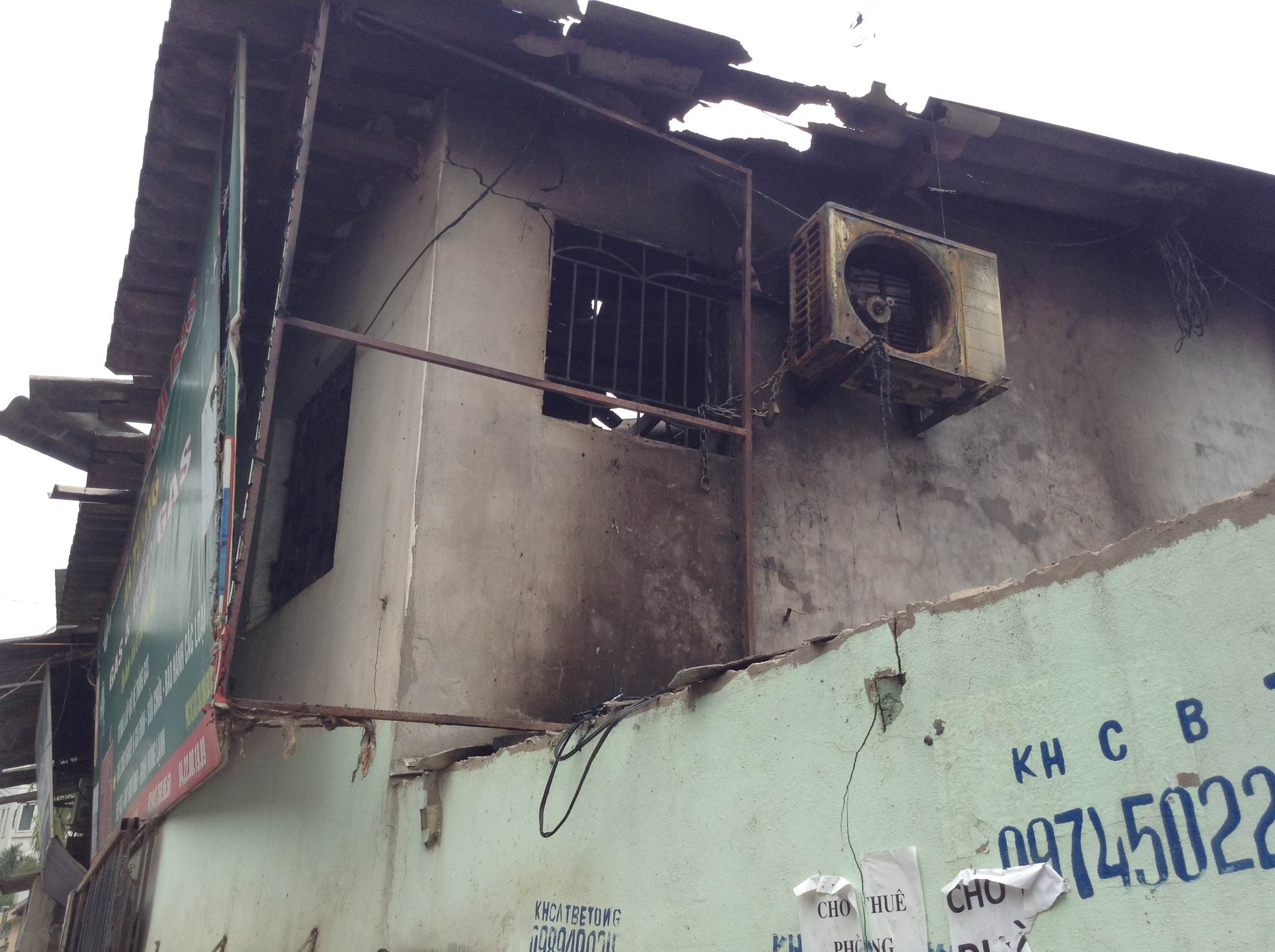 Dap mai nha dua binh gas ra ngoai trong dam chay lon hinh anh