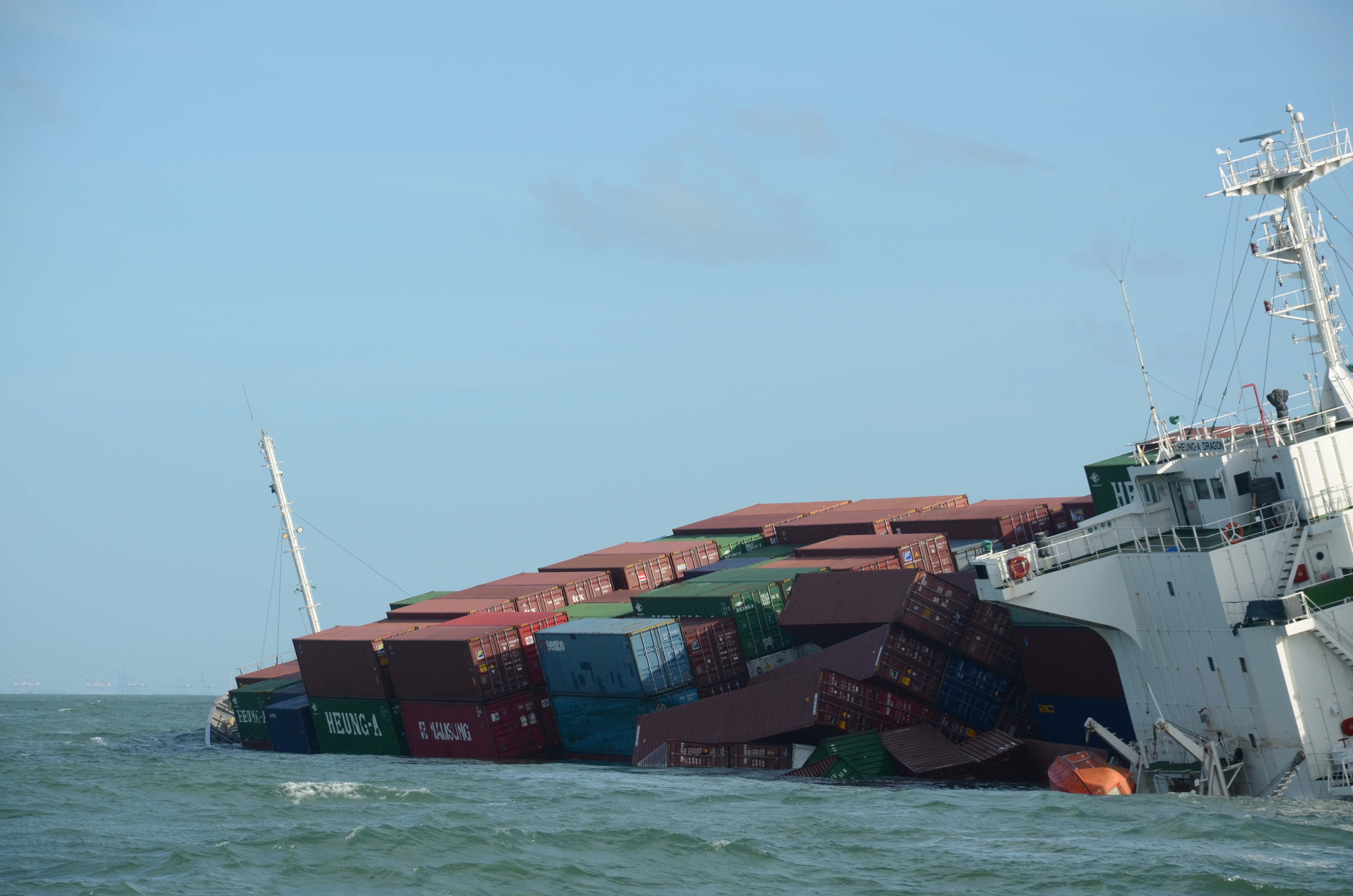 2 tau hang dam nhau, 700 container roi xuong bien Vung Tau hinh anh