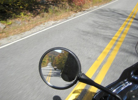 Xe may lap mot guong, luu thong tren duong co bi xu ly? hinh anh