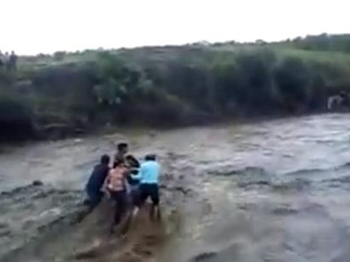 4 nu sinh bi nuoc lu cuon troi, 3 em thoat chet hinh anh