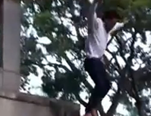 Nam sinh nghich dai nhay tu tang 2 xuong dat hinh anh