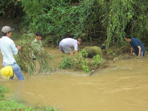 Tim thay thi the thay hieu truong troi xa 6km hinh anh