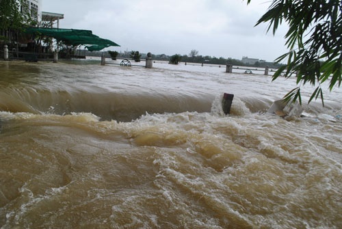 Lat thuyen vi lu o Hue, 2 me con thiet mang hinh anh