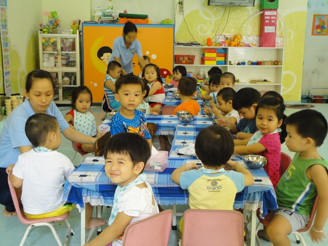 Khong co suat an ban tru, be lop 2 bo ra khoi truong hinh anh