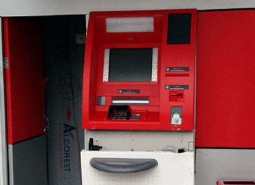 Loi dung mua bao cay pha tru ATM hinh anh