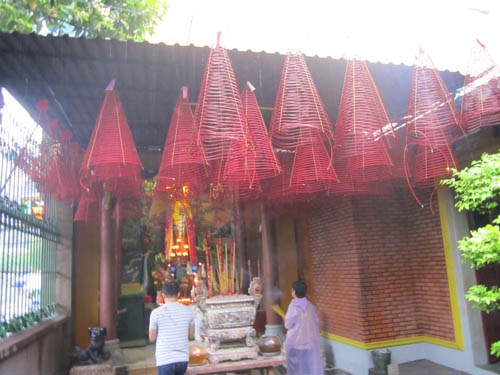 'Nu quai' thay... bat an khi trom do trong mieu hinh anh