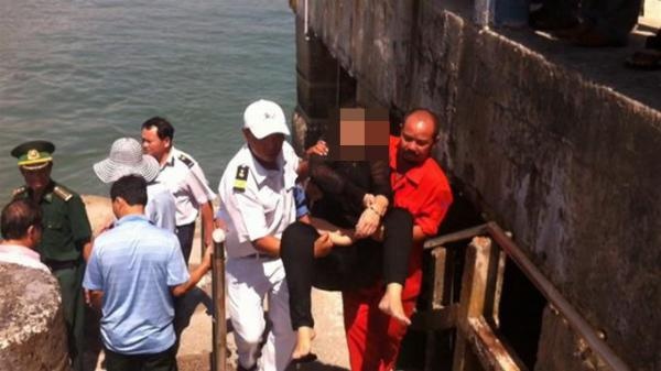 Mot phu nu nhay tu tau canh ngam xuong bien tu tu hinh anh