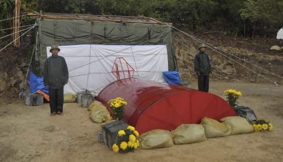 Khu mo Dai tuong van tap nap trong bao Haiyan hinh anh